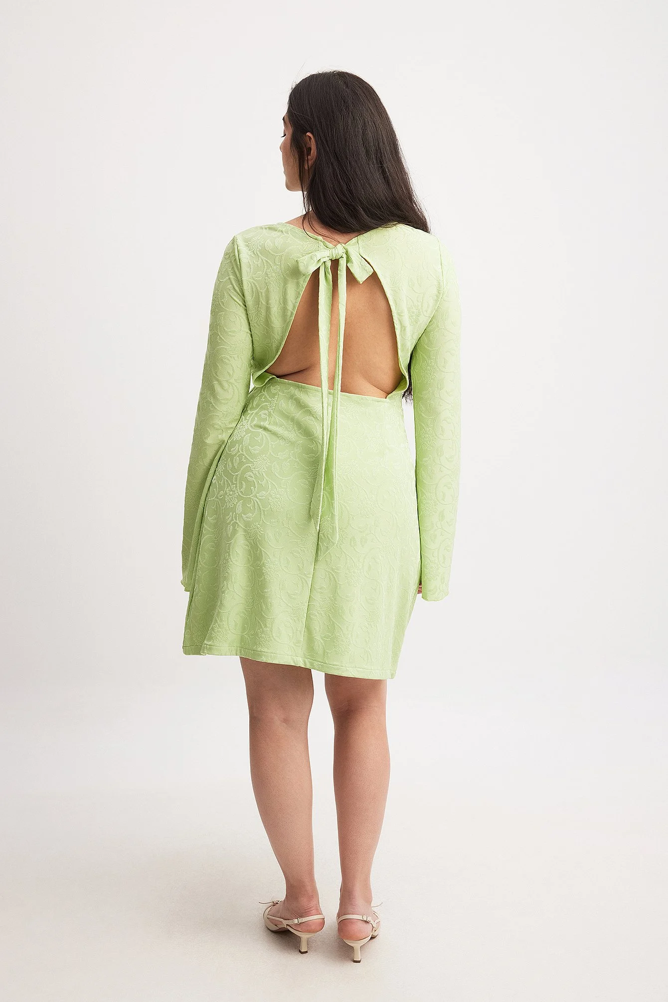 Strukturiertes Minikleid mit offenem Rücken
