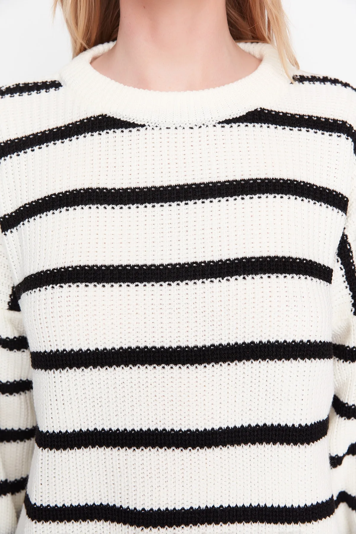 Trendyol Collection  Ecrufarbener Strickpullover mit weiter Passform TWOAW23KZ00720