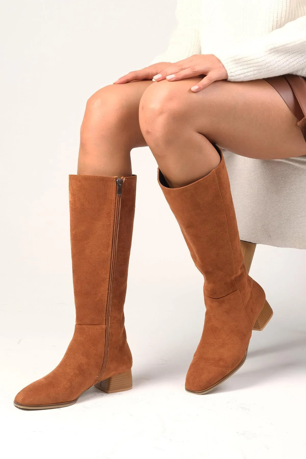 Mio Gusto  Hellbraune Wildlederstiefel mit seitlichem Reißverschluss und dünnem Kunstfellfutter sowie stumpfer Zehenpartie und Absatz für Damen