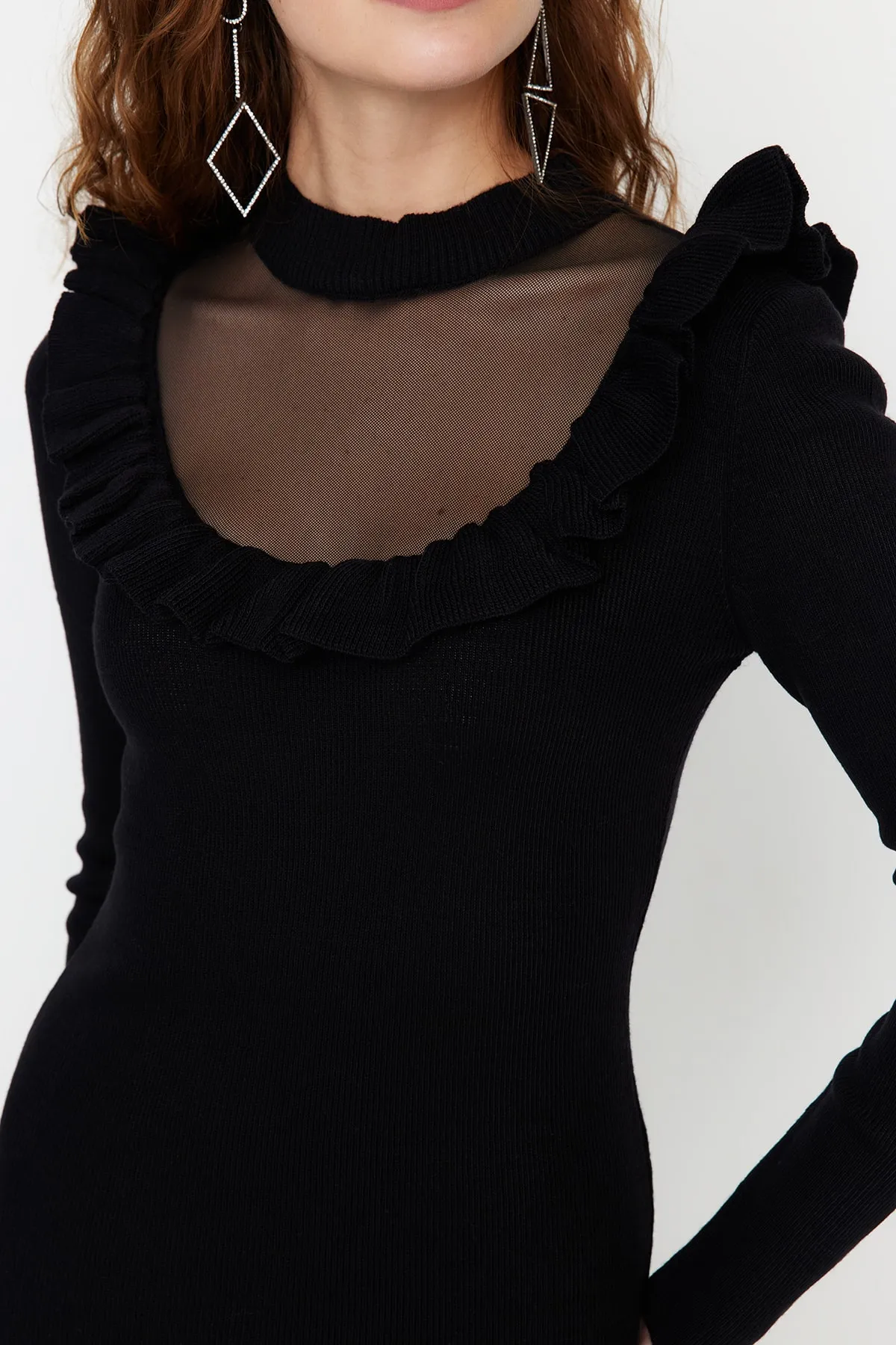 Trendyol Collection  Elegantes Abendkleid aus schwarzem Tüll mit detaillierten Strickwaren TPRAW23EL00391