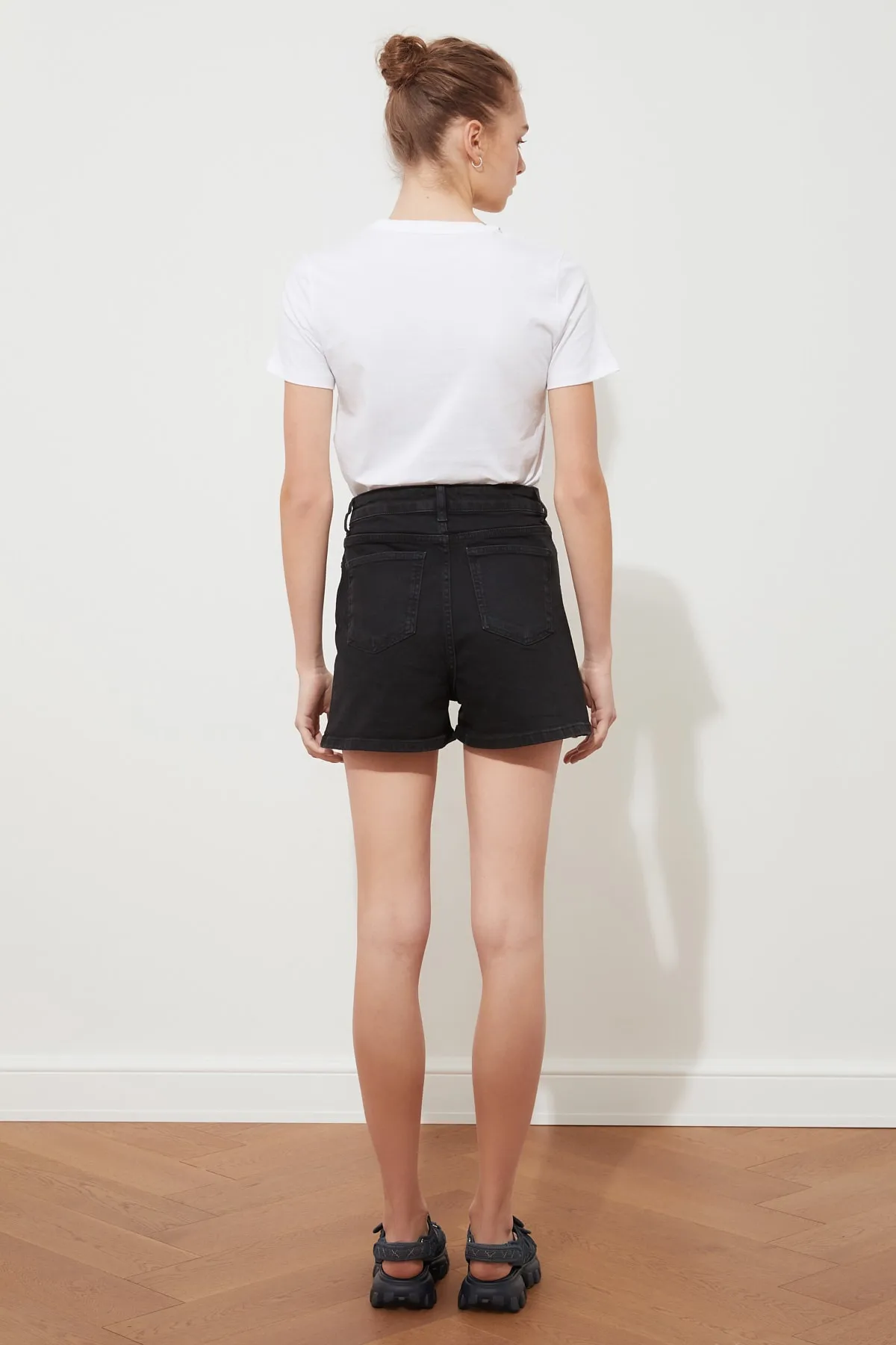 Trendyol Collection  Schwarze Mom-Jeansshorts mit hoher Taille TWOSS20SR0210