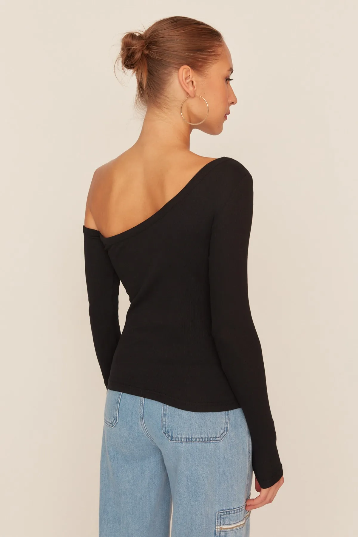 Trendyol Collection  Schwarze, figurbetonte, schulterfreie Strickbluse aus Cord-Baumwolle mit Stretch-Anteil TWOAW23BZ00475