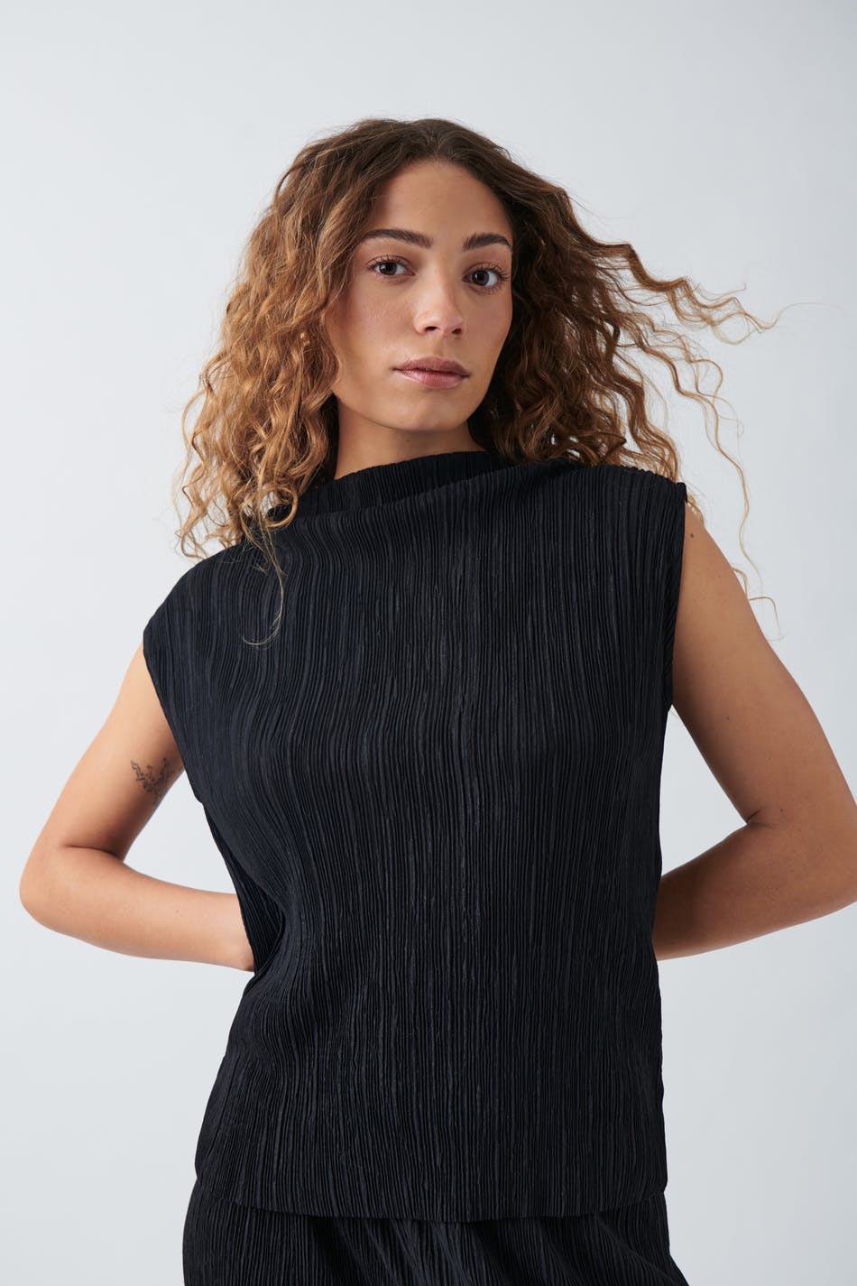 Plisse funnel neck top