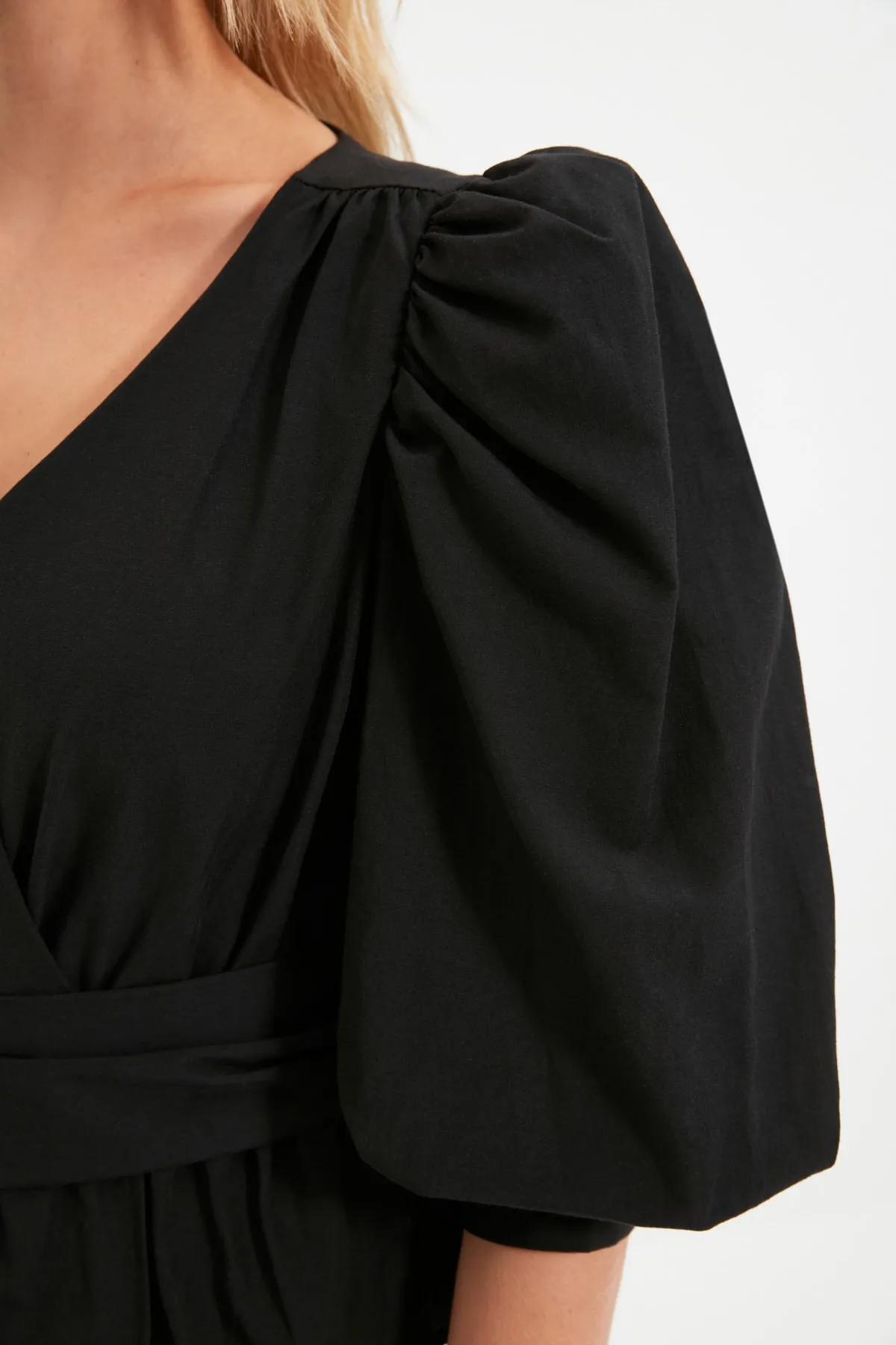 Trendyol Collection  Schwarze zweireihige Webbluse mit Gürtel TWOAW20BZ0923
