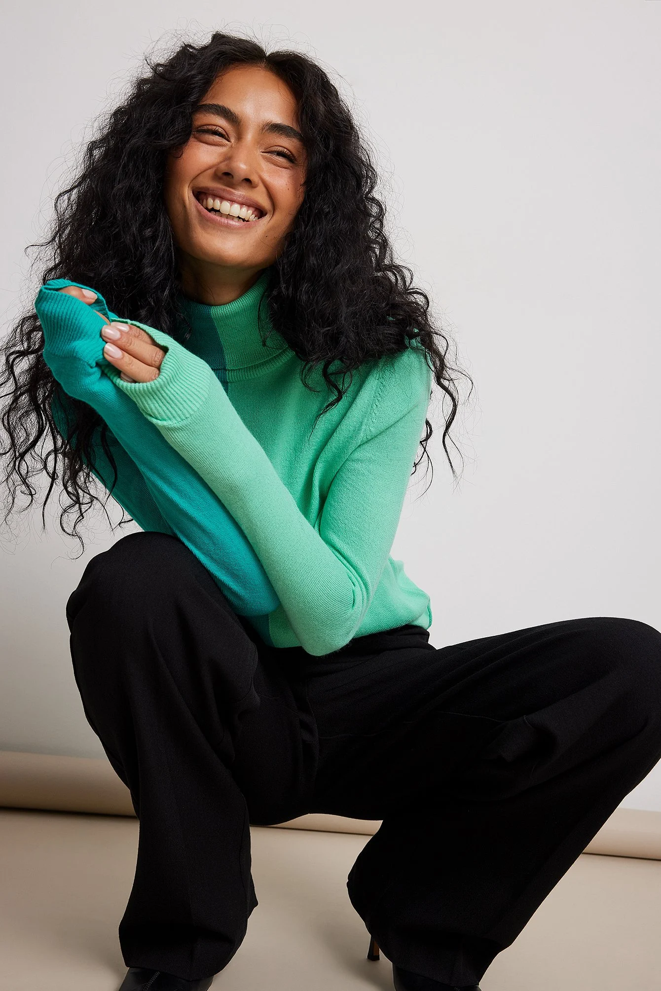 Strickpullover mit Rollkragen und Farbblöcken