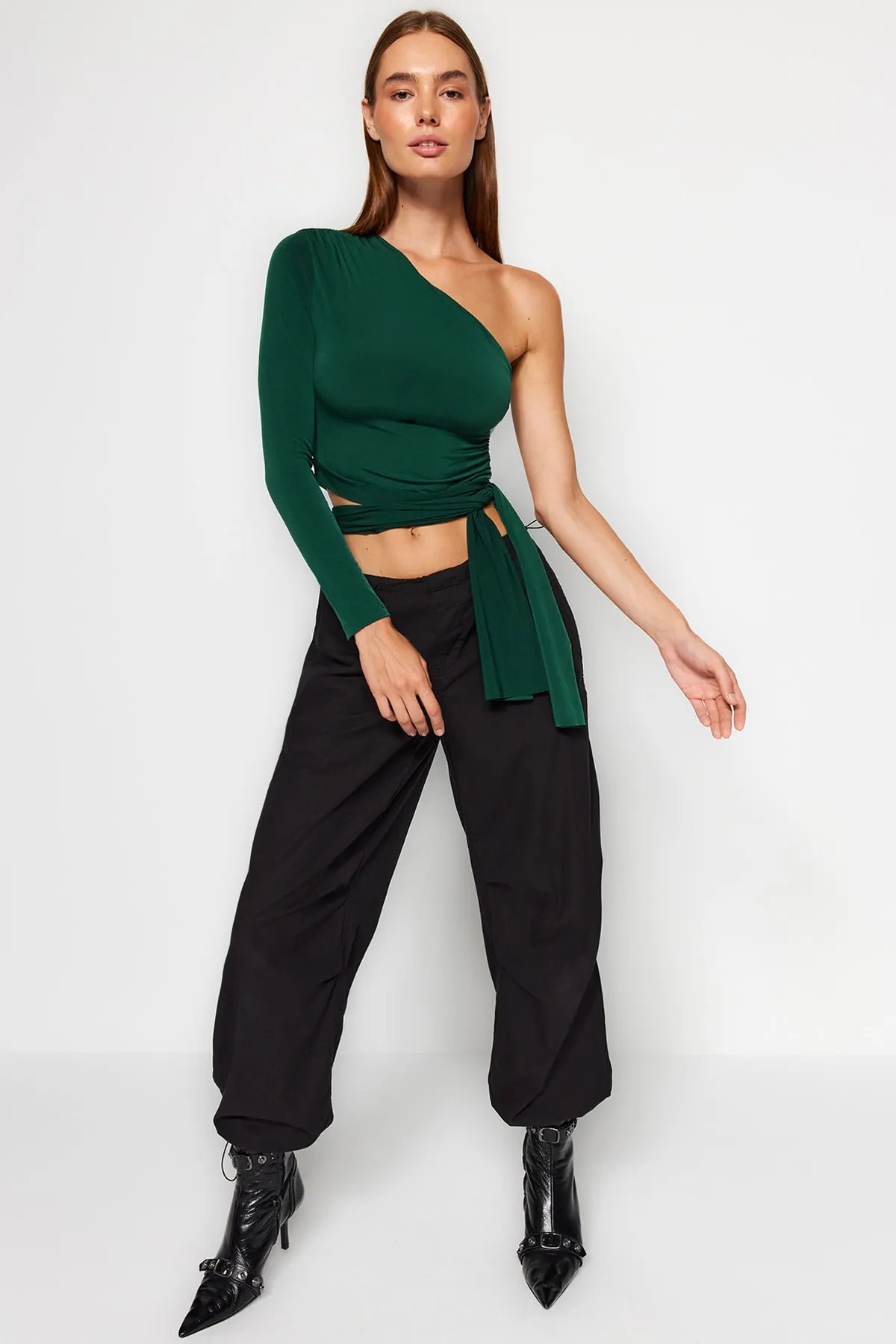Trendyol Collection  Smaragdgrüne, schmal geschnittene, detaillierte, einärmelige, bauchfreie, dehnbare Strickbluse TWOAW23BZ00094