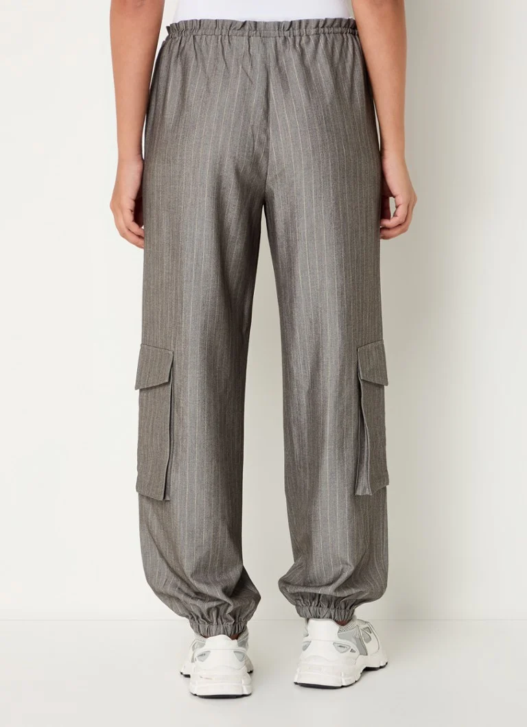 Pantaloni cargo a vita alta e affusolati Vikki con tasche laterali di Refined Department