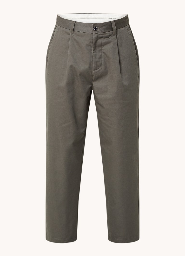 O nouă versiune a pantalonilor chino cu croială largă și buzunare laterale de la Asociația de Surf din New Amsterdam.