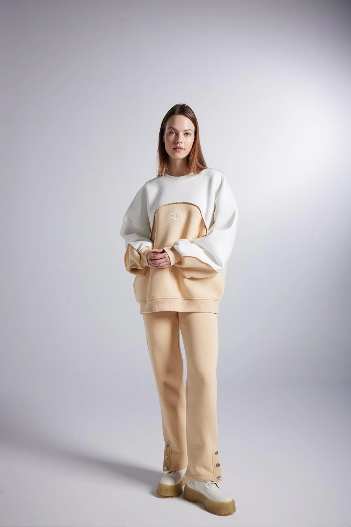 HOLLY LOLLY  Erhöhter 3-Faden-Stoff mit Druckknopfverschluss, elastisch, gerader Schnitt, Nola-Jogginghose, Beige
