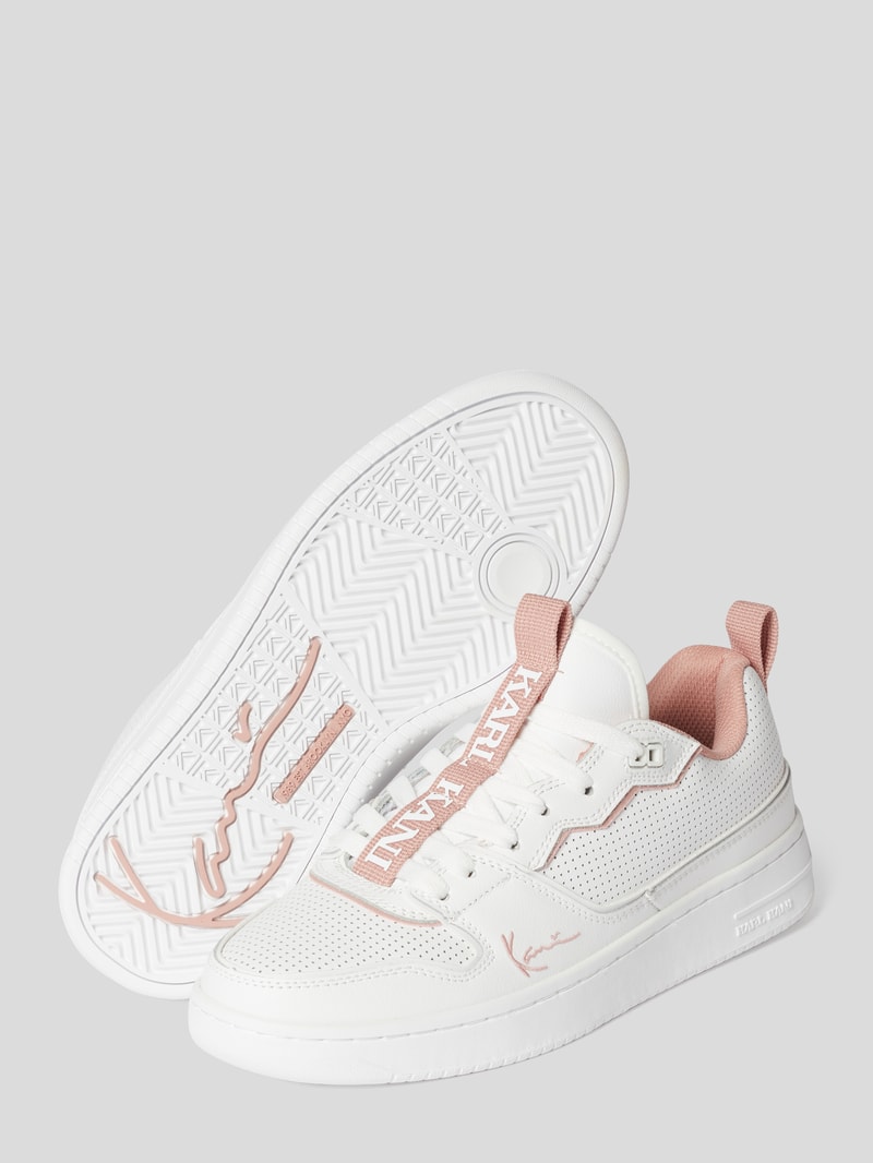 Sneaker mit perforierter Oberfläche in weiß
