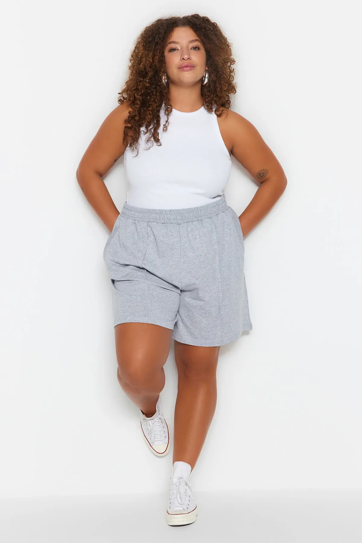 Trendyol Curve  Graue dünne gerippte Strickshorts TBBSS23AP00004