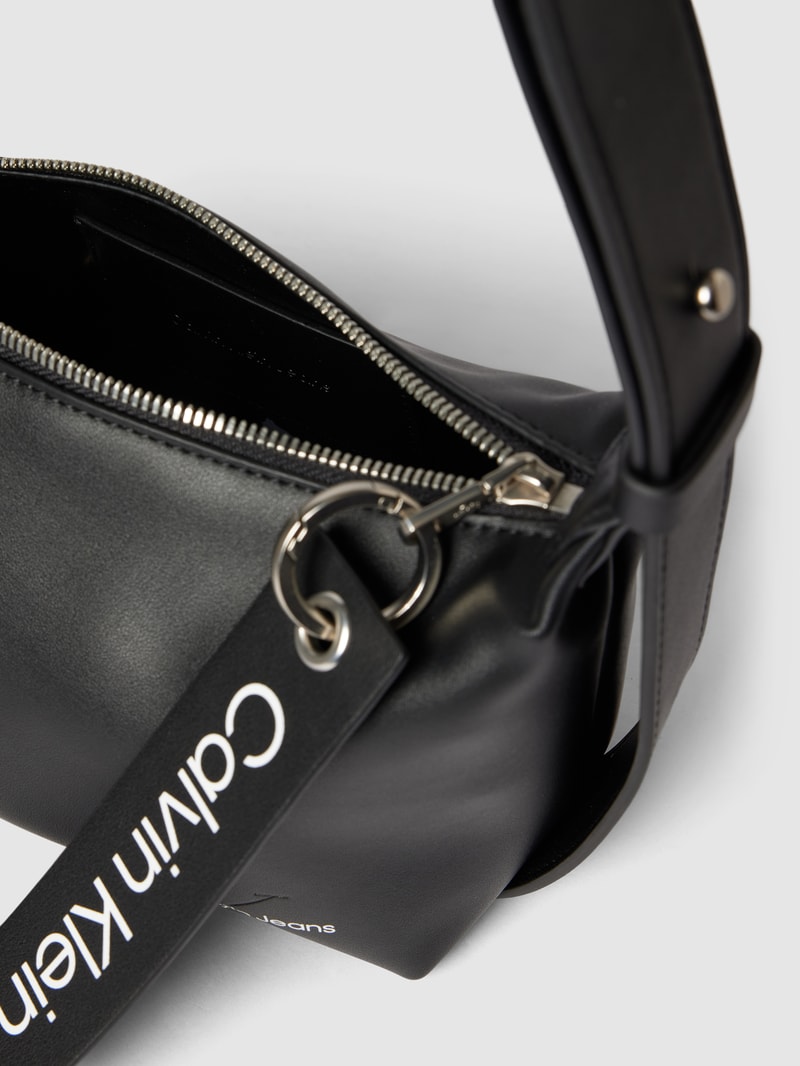 Hobo Bag mit Label-Details in schwarz
