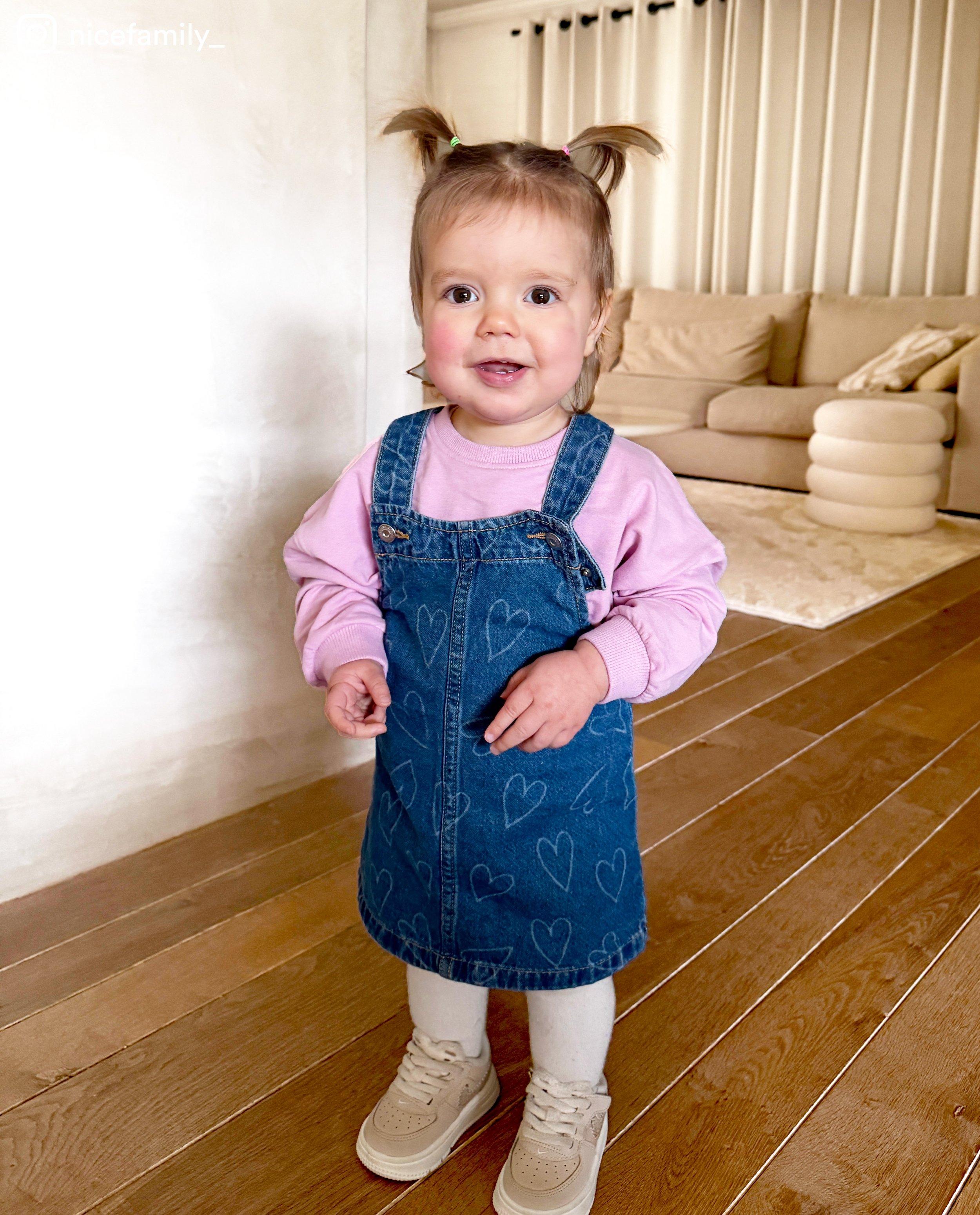 Rochie salopetă din denim Cuddles and Smiles cu imprimeu de inimă, albastră