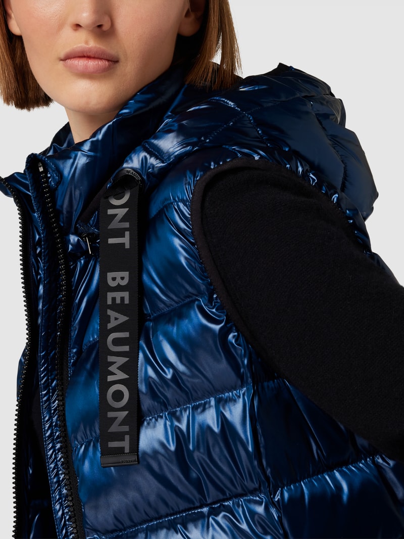 Daunenweste mit Label-Details in dunkelblau