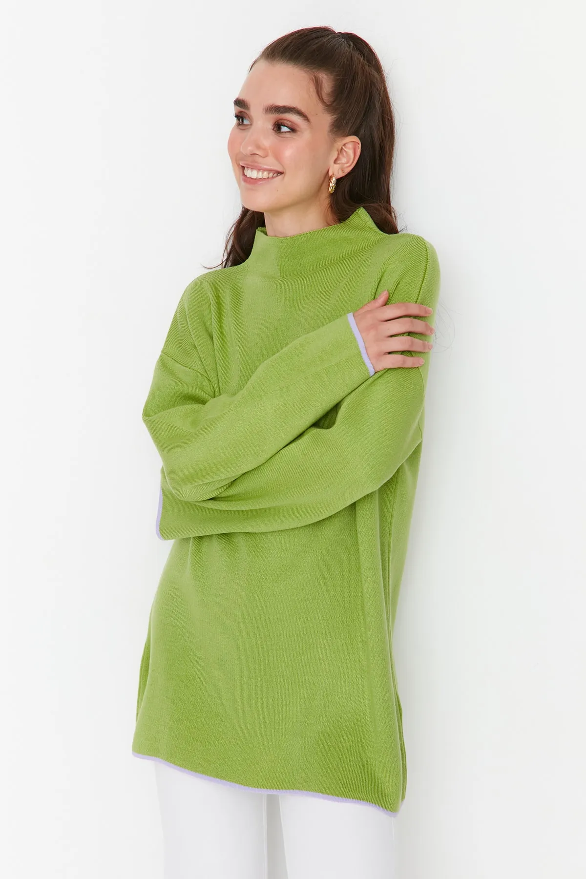 Trendyol Modest  Grüner Strickpullover mit Stehkragen und spanischen Ärmeln TCTAW23AK00002