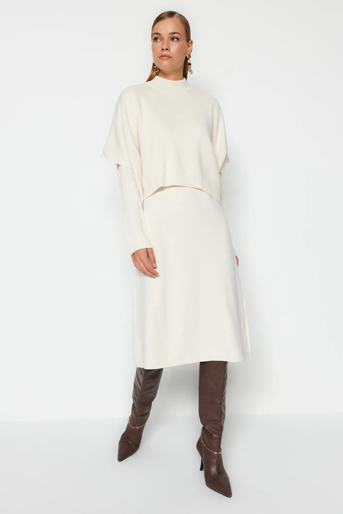 Trendyol Collection  Ecru Wide Fit Midi-Strickpullover mit hohem Kragen und Anzug TWOAW24EL00012