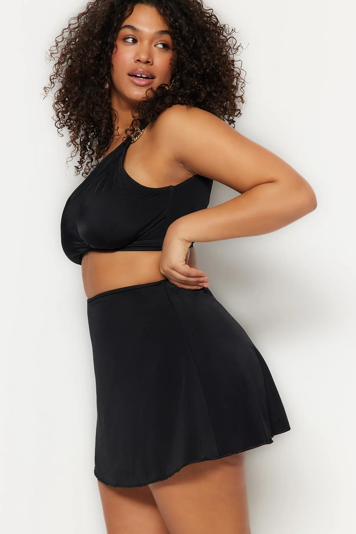 Trendyol Curve  Schwarze Bikinihose mit Shorts und Rock TBBSS23CR00015