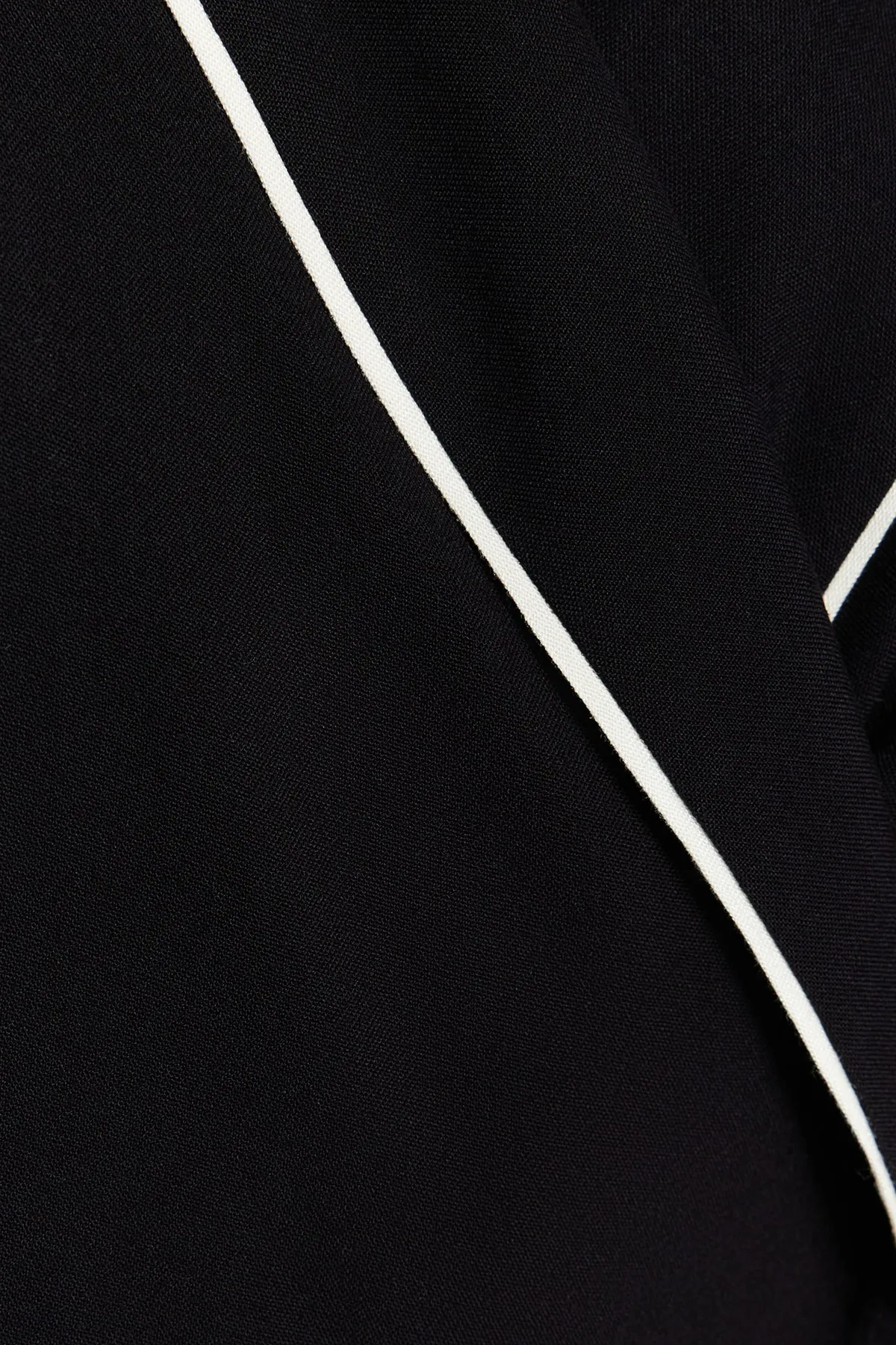 Trendyol Collection  Schwarzes Pyjama-Set aus Viskose mit Hemd und Shorts, mit Gürtel und Paspelierung THMSS23PT00203