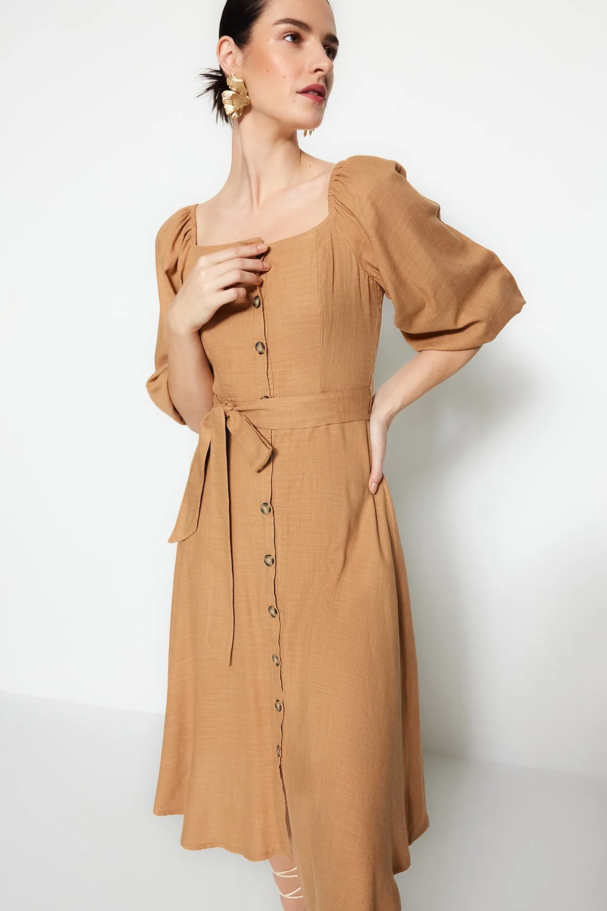 Trendyol Collection  Kamelfarbenes, gewebtes Midikleid mit Gürtel und Knöpfen und quadratischem Kragen TWOSS19IE0009