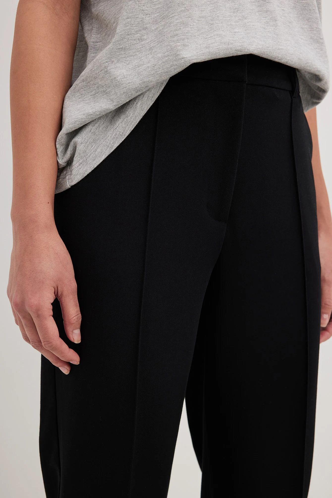 Anzughose mit mittelhoher Taille und Nahtlinie