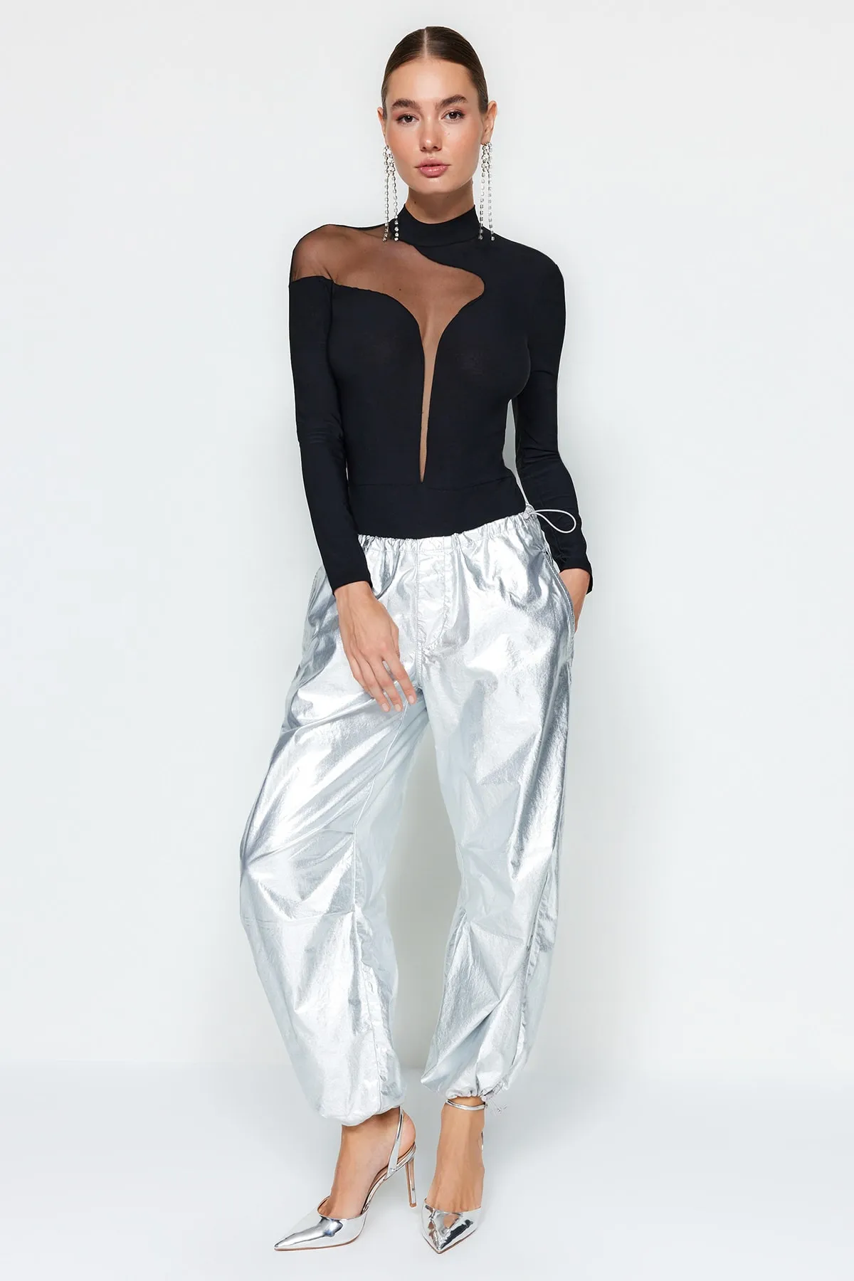 Trendyol Collection  Schwarzer Body aus transparentem Stricktüll mit Details TPRAW24BD00011