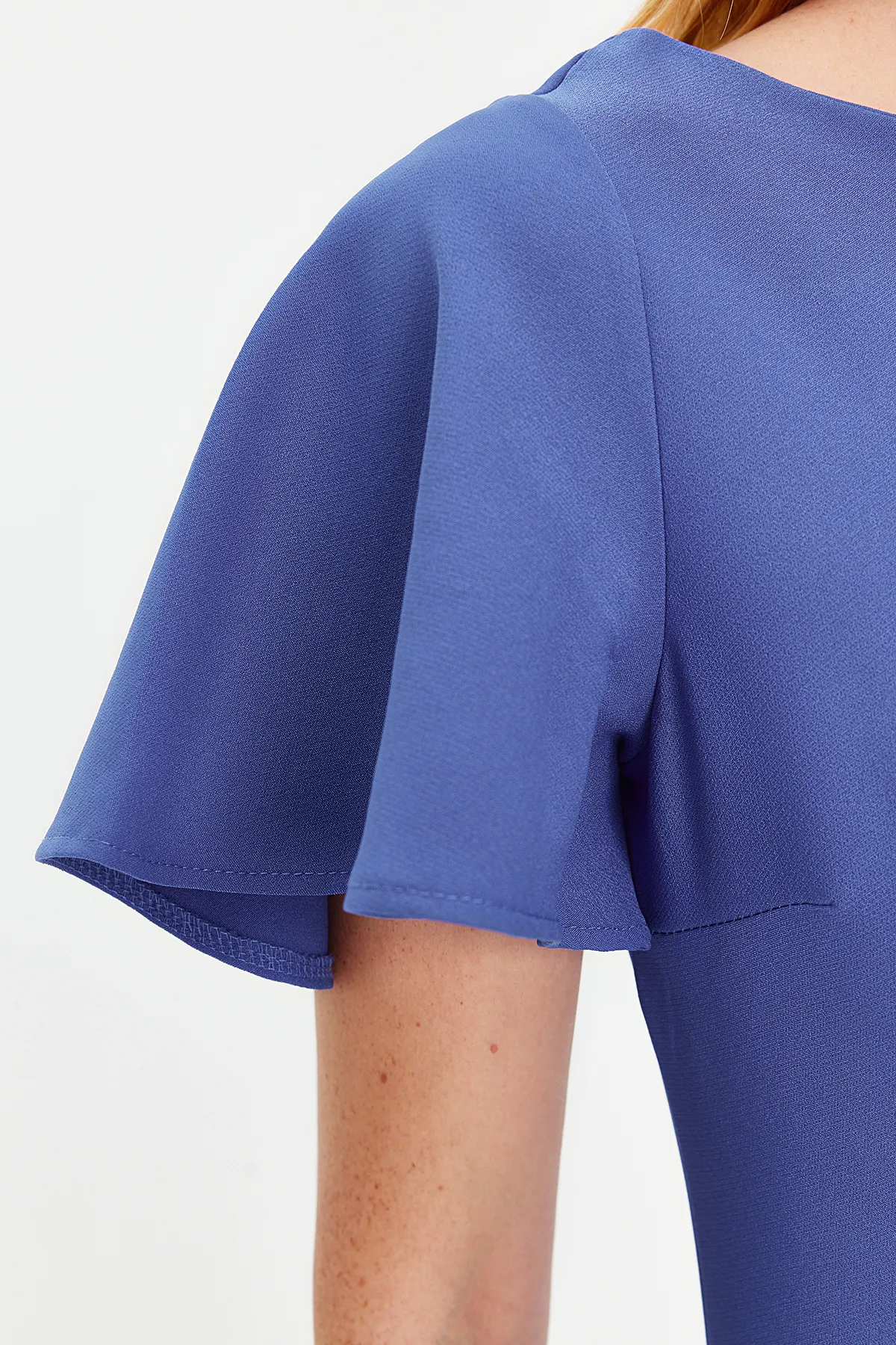 Trendyol Collection  Indigoblaues, figurbetontes Volant-Midikleid aus Webstoff TWOSS20EL1342