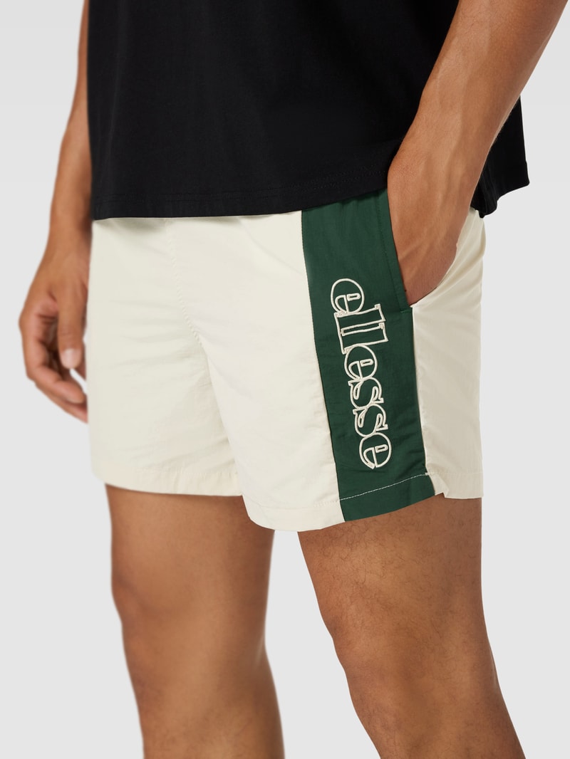 Shorts mit seitlichen Eingrifftaschen in beige