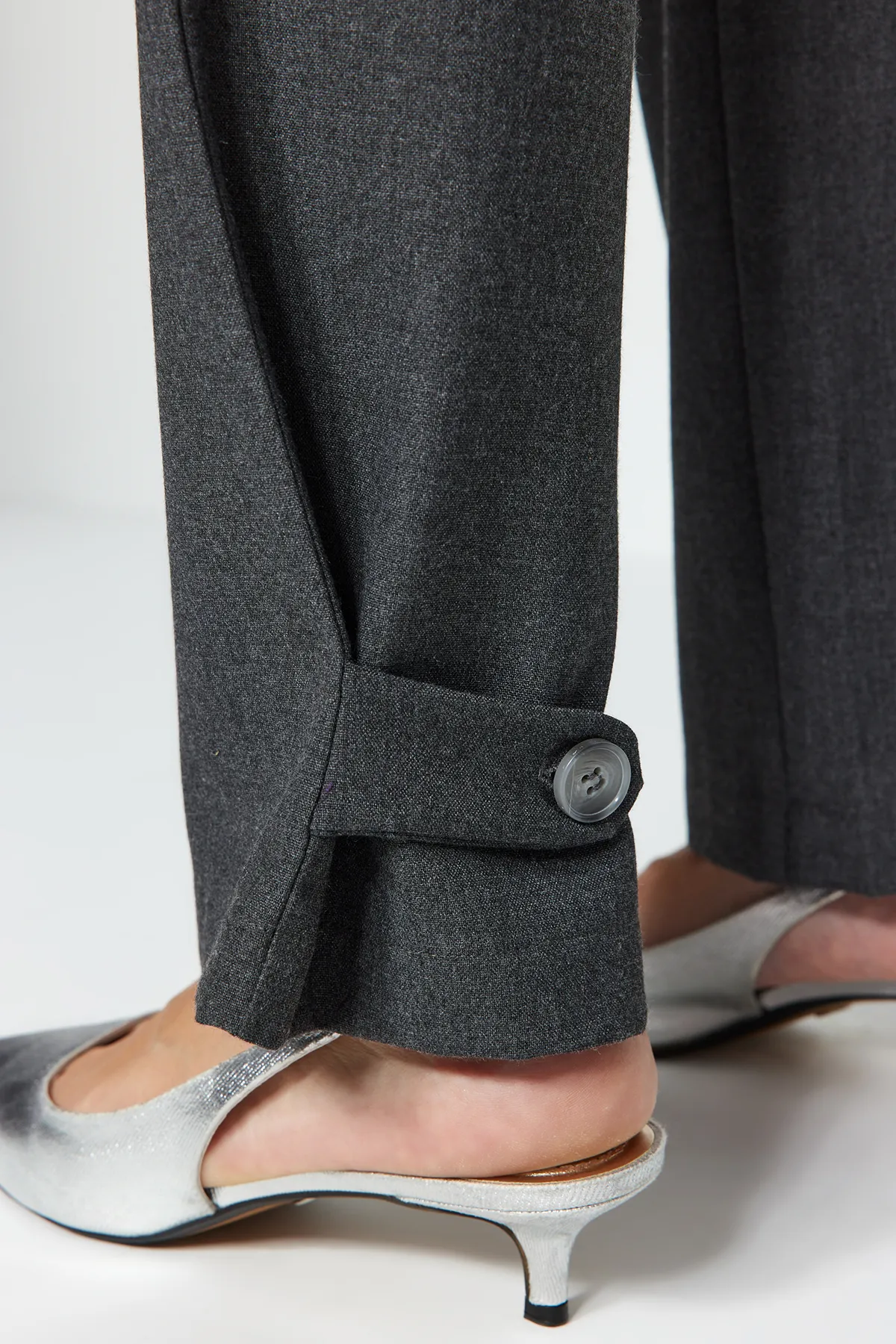 Trendyol Collection  Anthrazitfarbene, gerade geschnittene Hose mit gewebtem Gürtel und detaillierten Details TWOAW24PL00236
