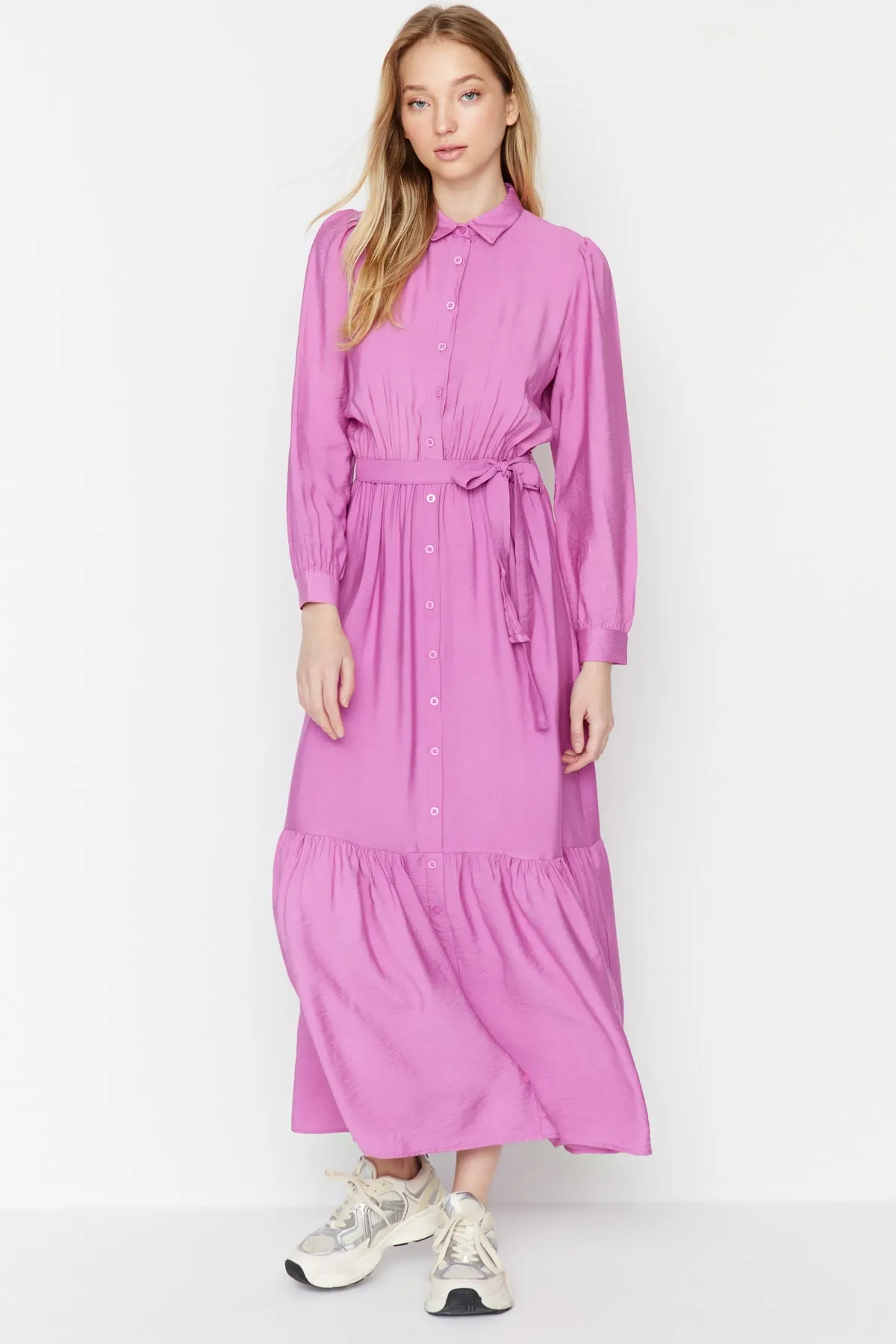 Trendyol Modest  Rosa Hemdblusenkleid aus Webstoff mit Gürtel an den Schultern, detailliertem Rock und Volant TCTSS21EL3887