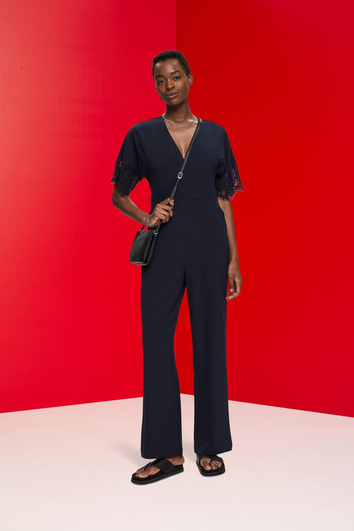 Jumpsuit mit weitem Bein und Spitzenärmeln