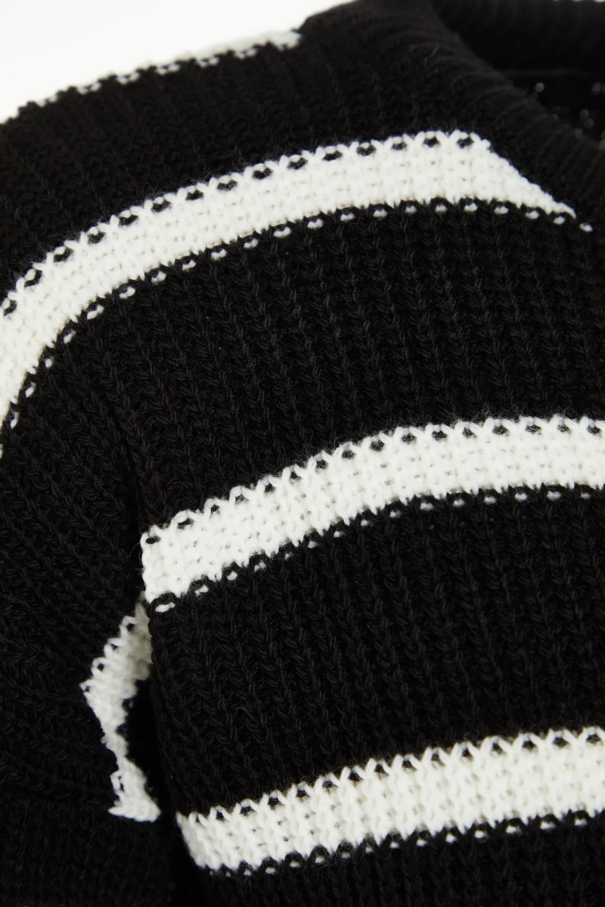 Trendyol Collection  Schwarzer Strickpullover mit weiter Passform TWOAW23KZ00720