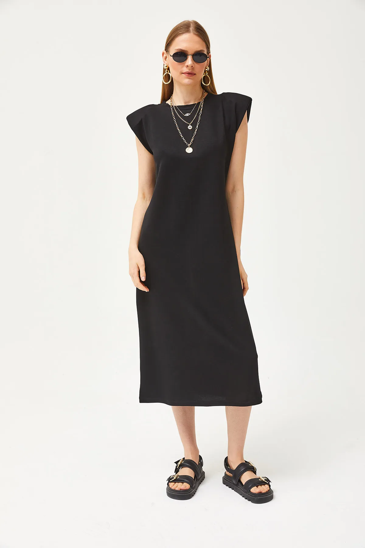 Olalook  Schwarzes Damenkleid mit gepolsterten Schultern und Schlitz und Kristallen ELB-19002086
