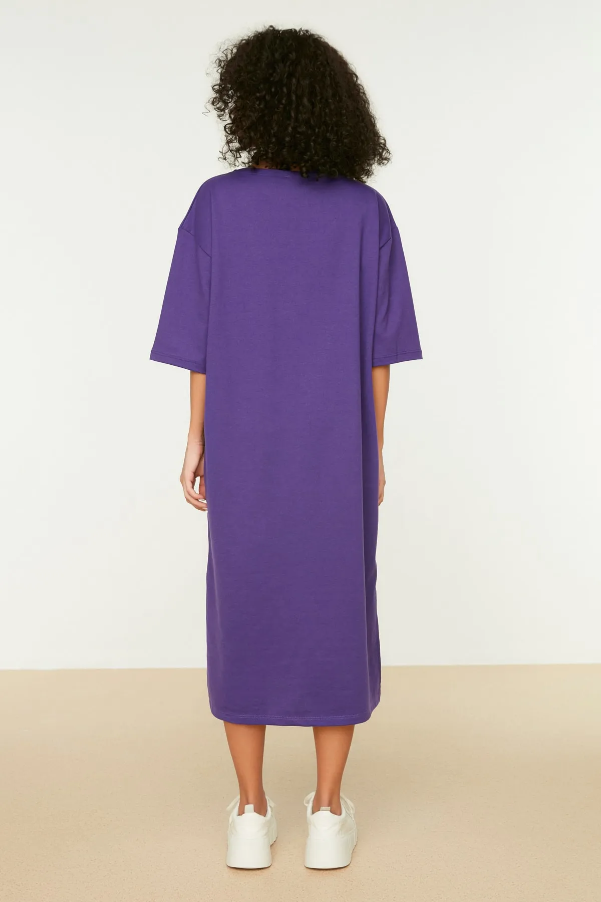 Trendyol Collection  Lila besticktes Midi-Strickkleid mit Rundhalsausschnitt und entspanntem/legerem Schnitt TWOSS21EL0175