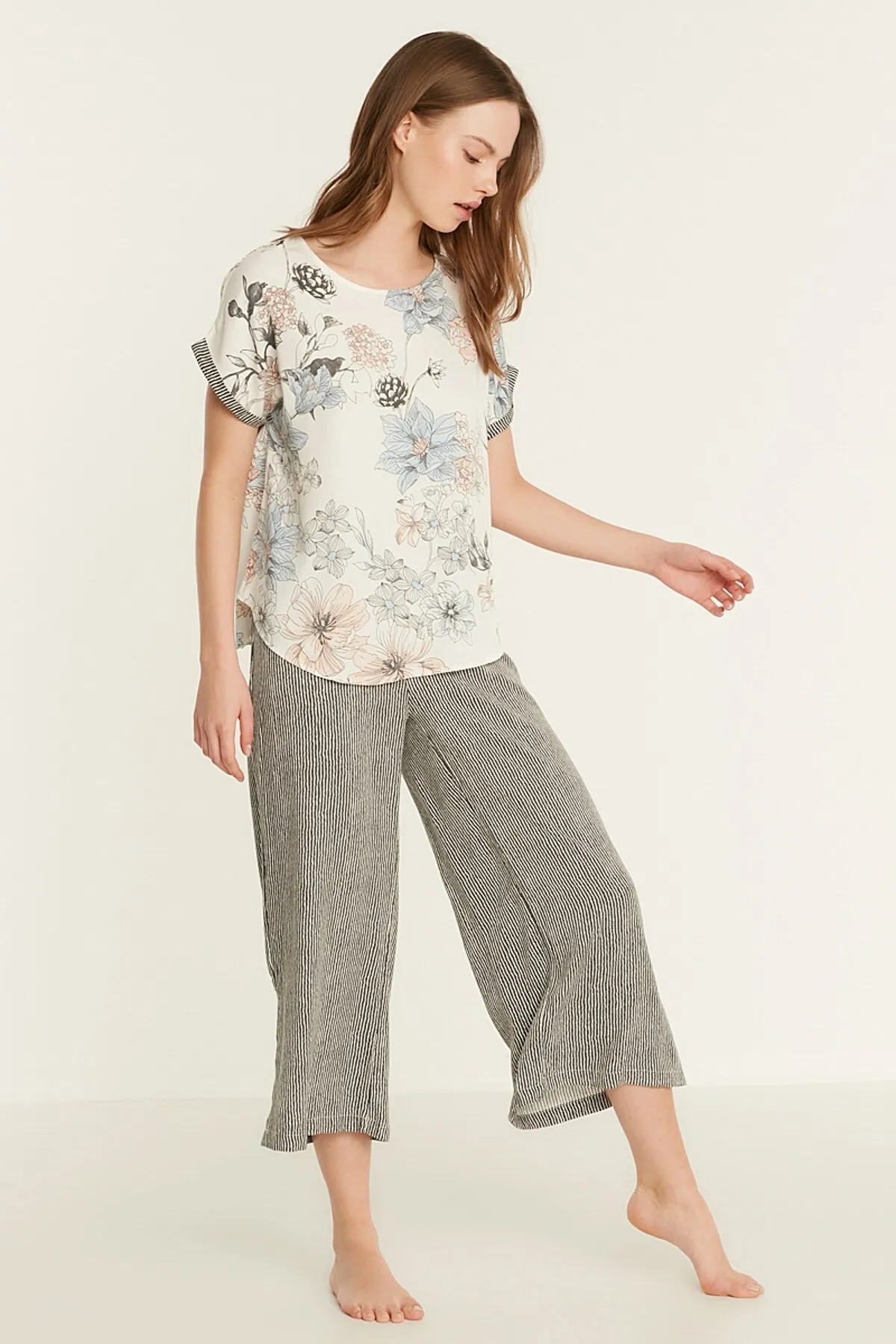C&City  Gemustertes Kurzarm-Pyjama-Set aus Viskose 9081 Ecru