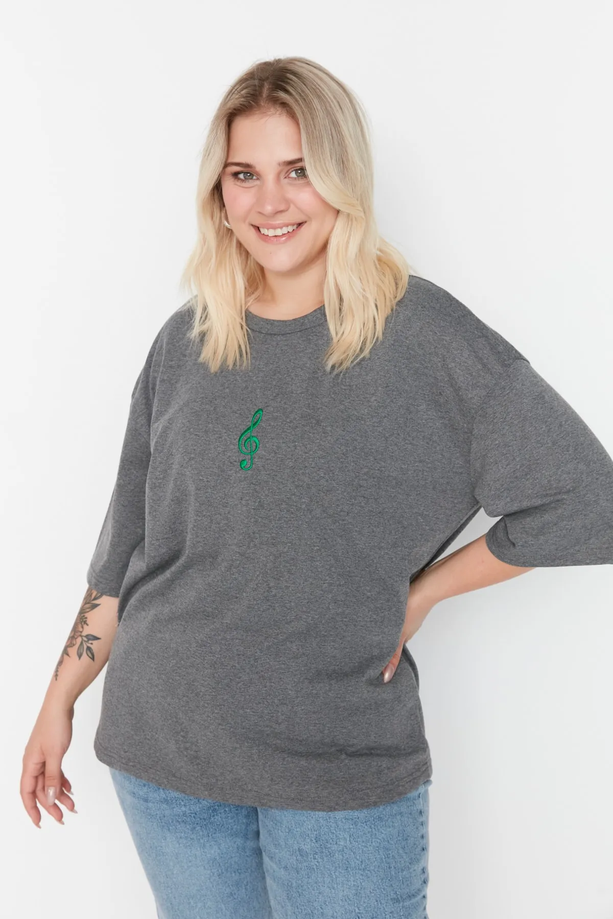 Trendyol Curve  Anthrazitfarbenes, gestricktes, besticktes T-Shirt mit weiter Passform TBBSS22BF00002