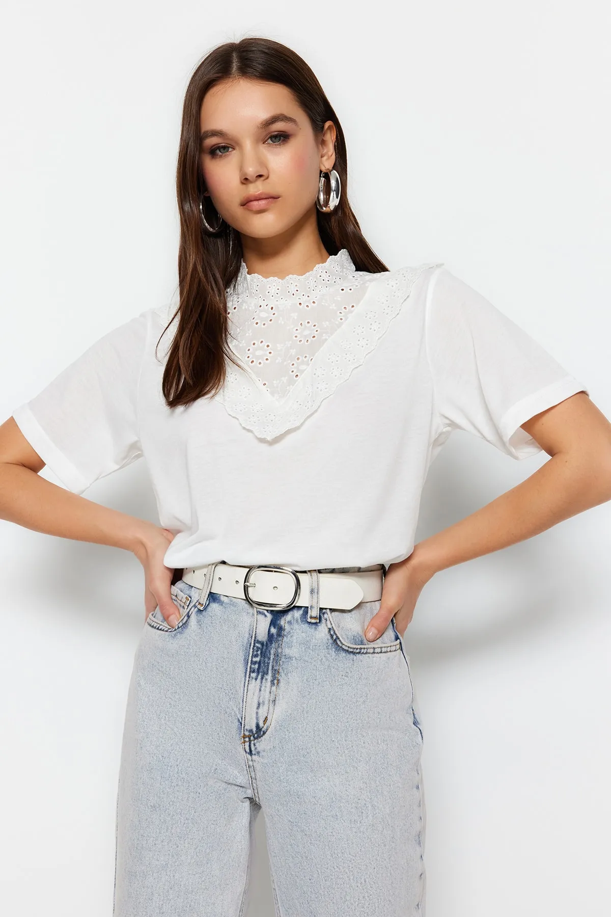 Trendyol Collection  Weiße bestickte Strickbluse aus Baumwolle mit hohem Kragen und Grundmuster TWOSS23BZ00879