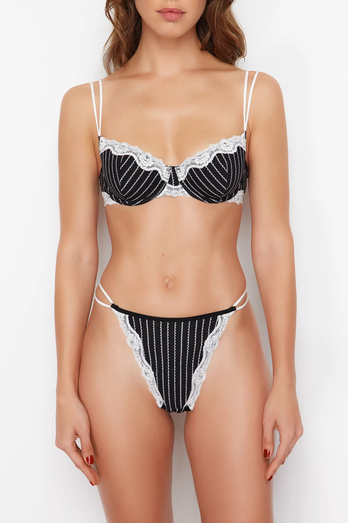 Trendyol Collection  Schwarzes Push-Up-Dessous-Set aus gestreiftem Single-Jersey THMSS24CC00035
