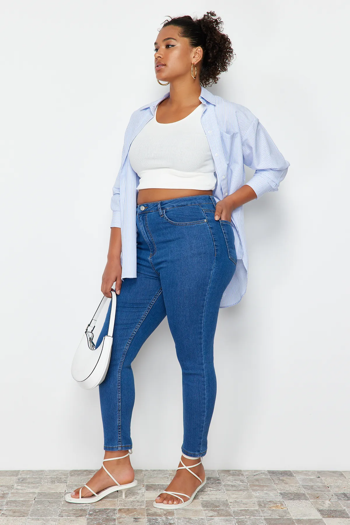 Trendyol Curve  Hellblaue, extra flexible Röhrenjeans TBBSS24CJ00006