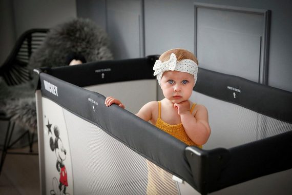 Hauck Baby-Reisebett Dream N Play - Mickey Stars, inkl. Transporttasche