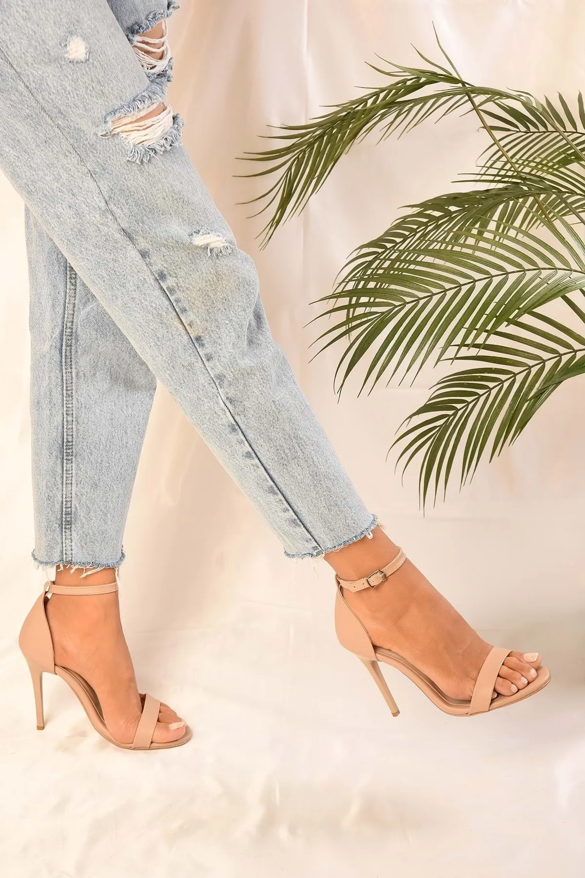 Shoeberry  Damen-Schuhe Midia mit einzelnem Riemen und Absatz aus Haut