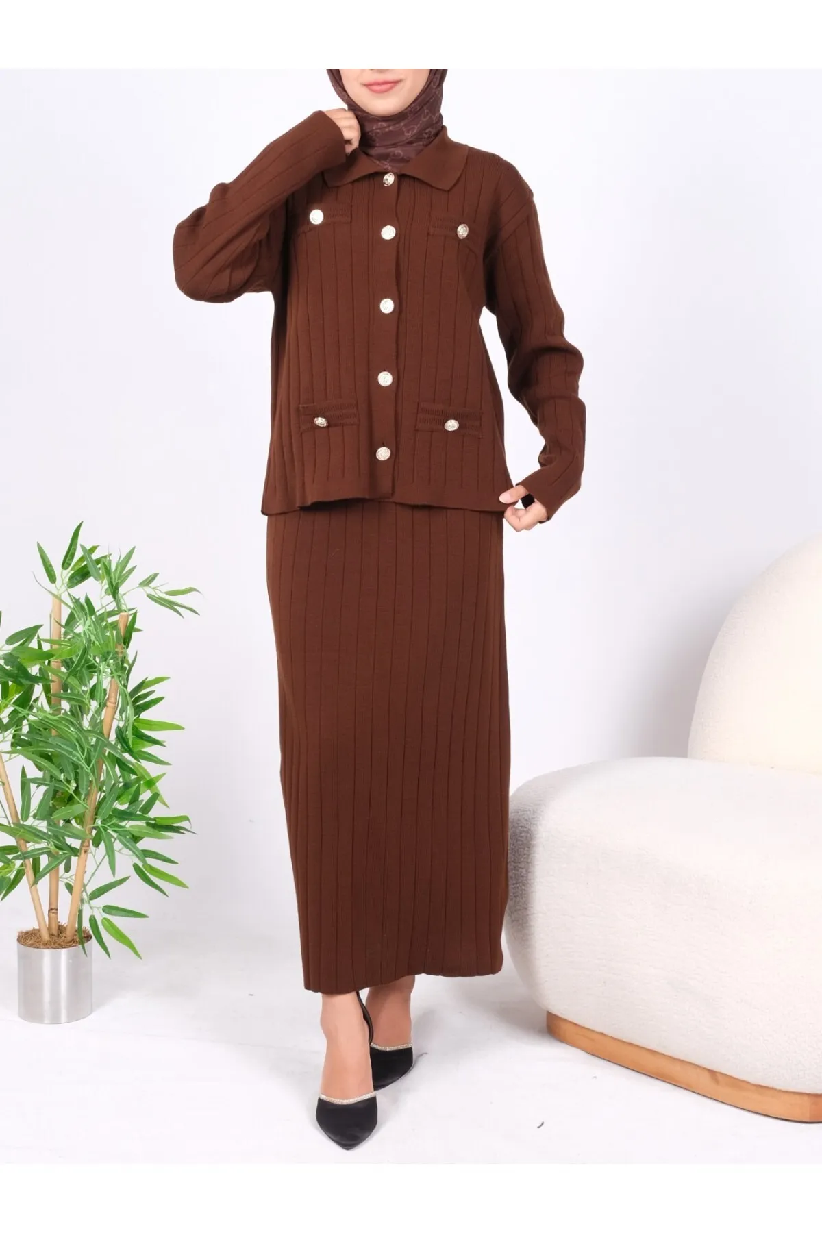 Modamorfo  Cardigan-Strickset mit schmalem Rock und Metallknöpfen