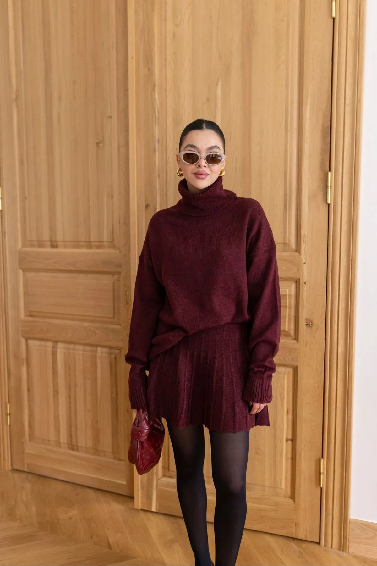 Laluvia  Burgunderrotes Strickset mit Faltenrock und Halspullover