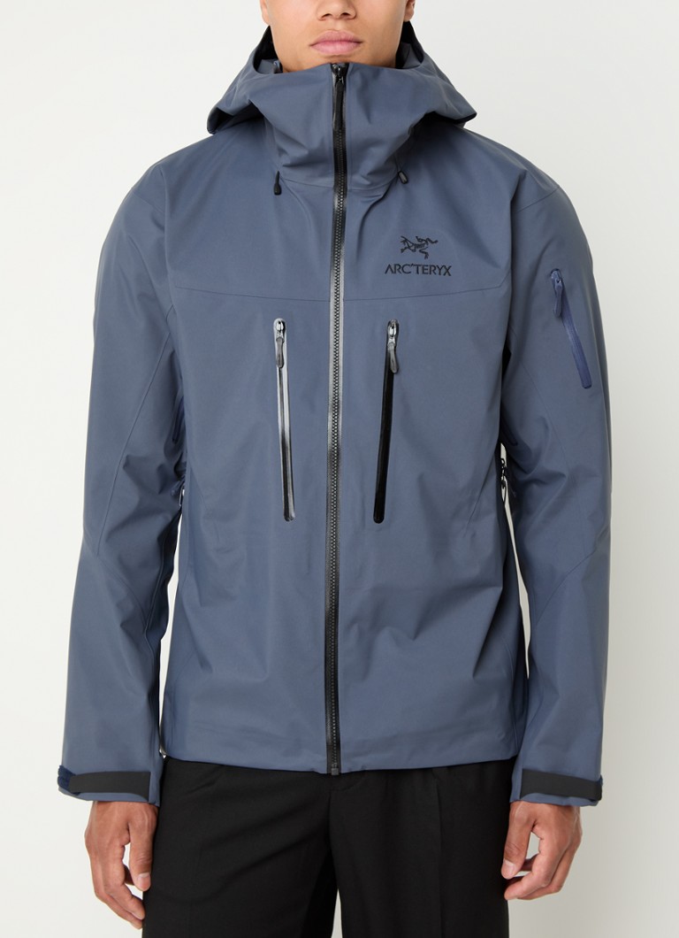 Arc'teryx Alpha -sadetakki hupulla ja logobrodeerauksella