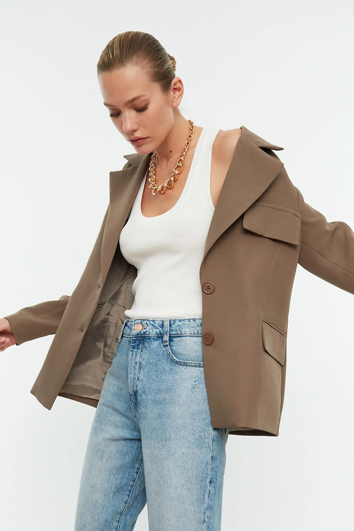 Trendyol Collection  Nerzfarbene, übergroße, gefütterte, zweireihige Blazerjacke aus Webstoff mit Verschluss TWOSS22CE0077