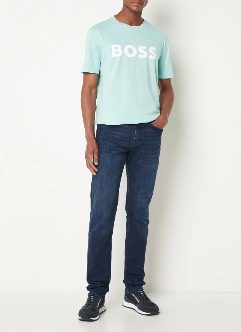 Blugi Hugo Boss Delaware slim fit, într-o nuanță închisă, cu elasticitate suplimentară.