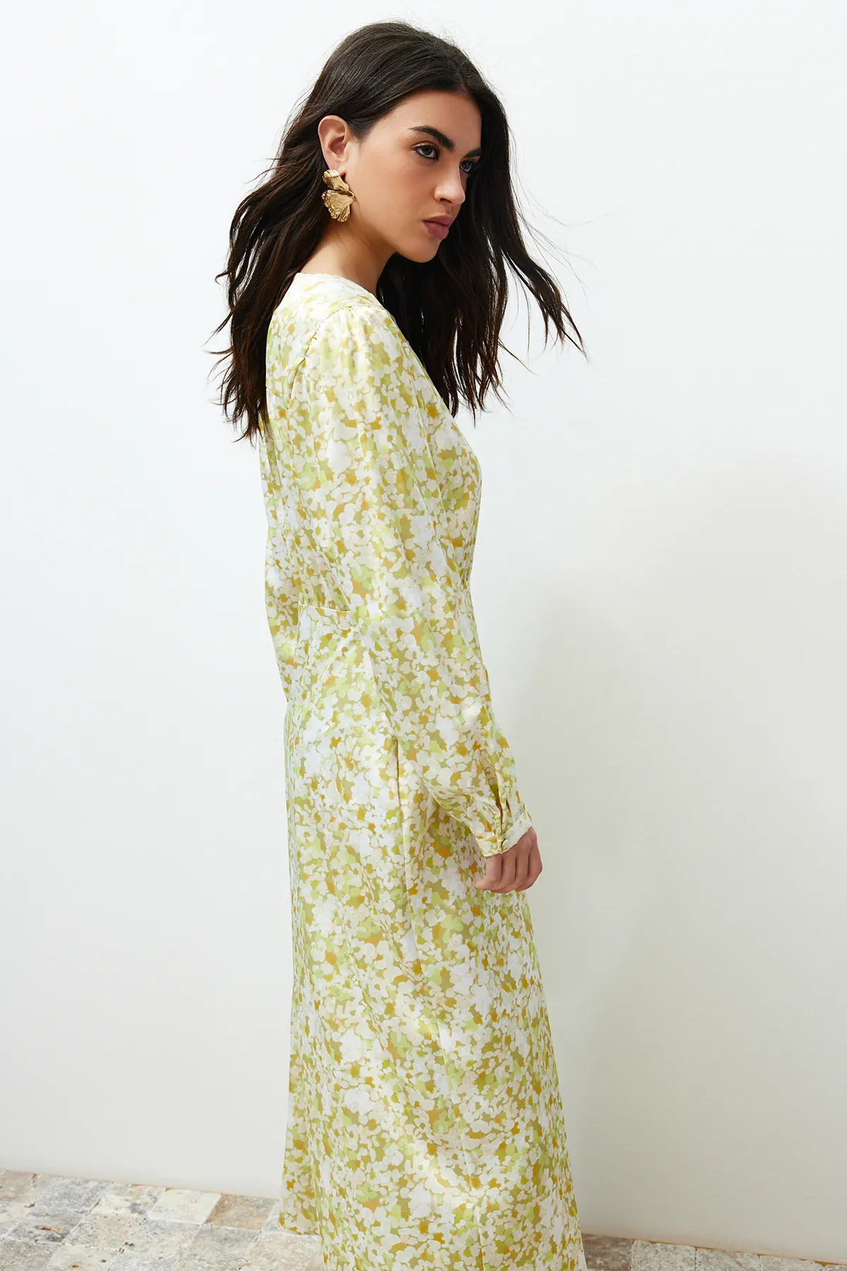 Trendyol Modest  Hellgrünes, gewebtes Kleid mit Blumenmuster vorne und Knöpfen TCTSS24EB00087