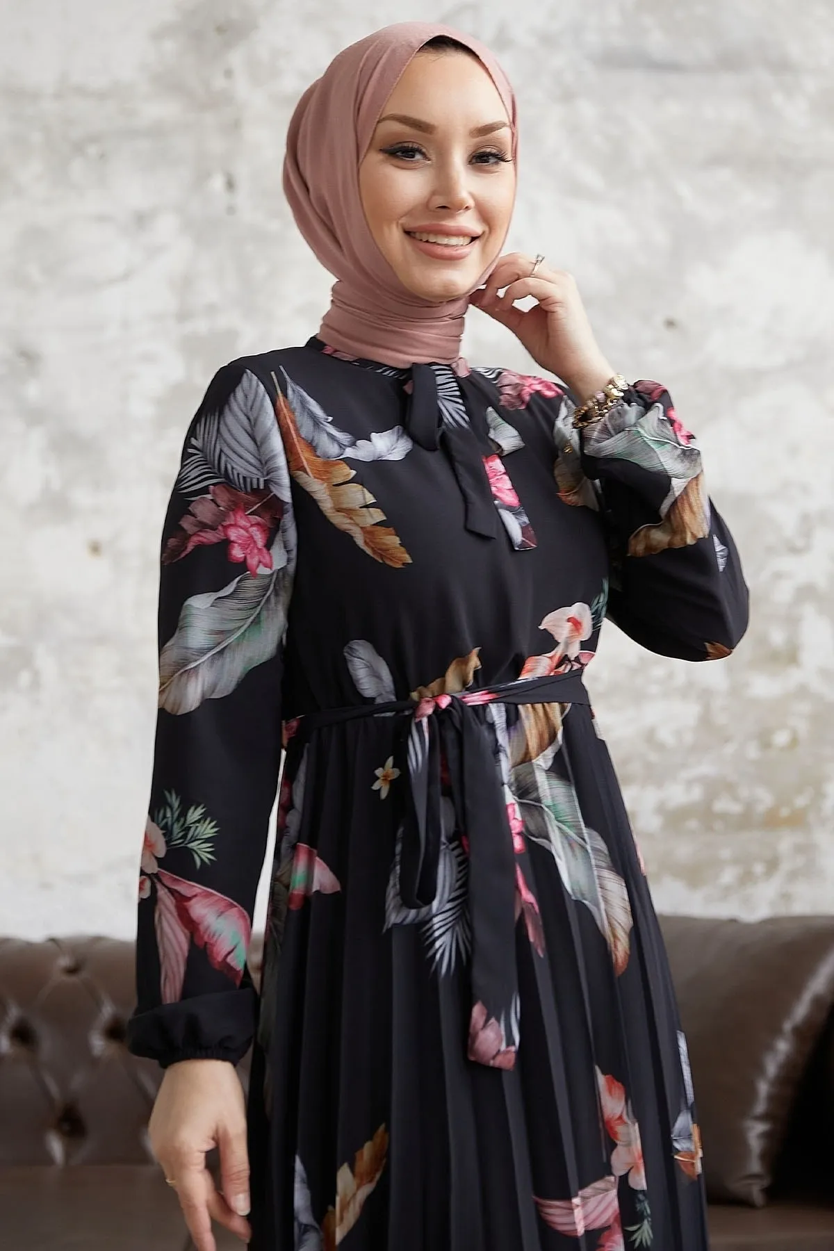 InStyle  Ares Chiffonkleid mit Federmuster – Schwarz