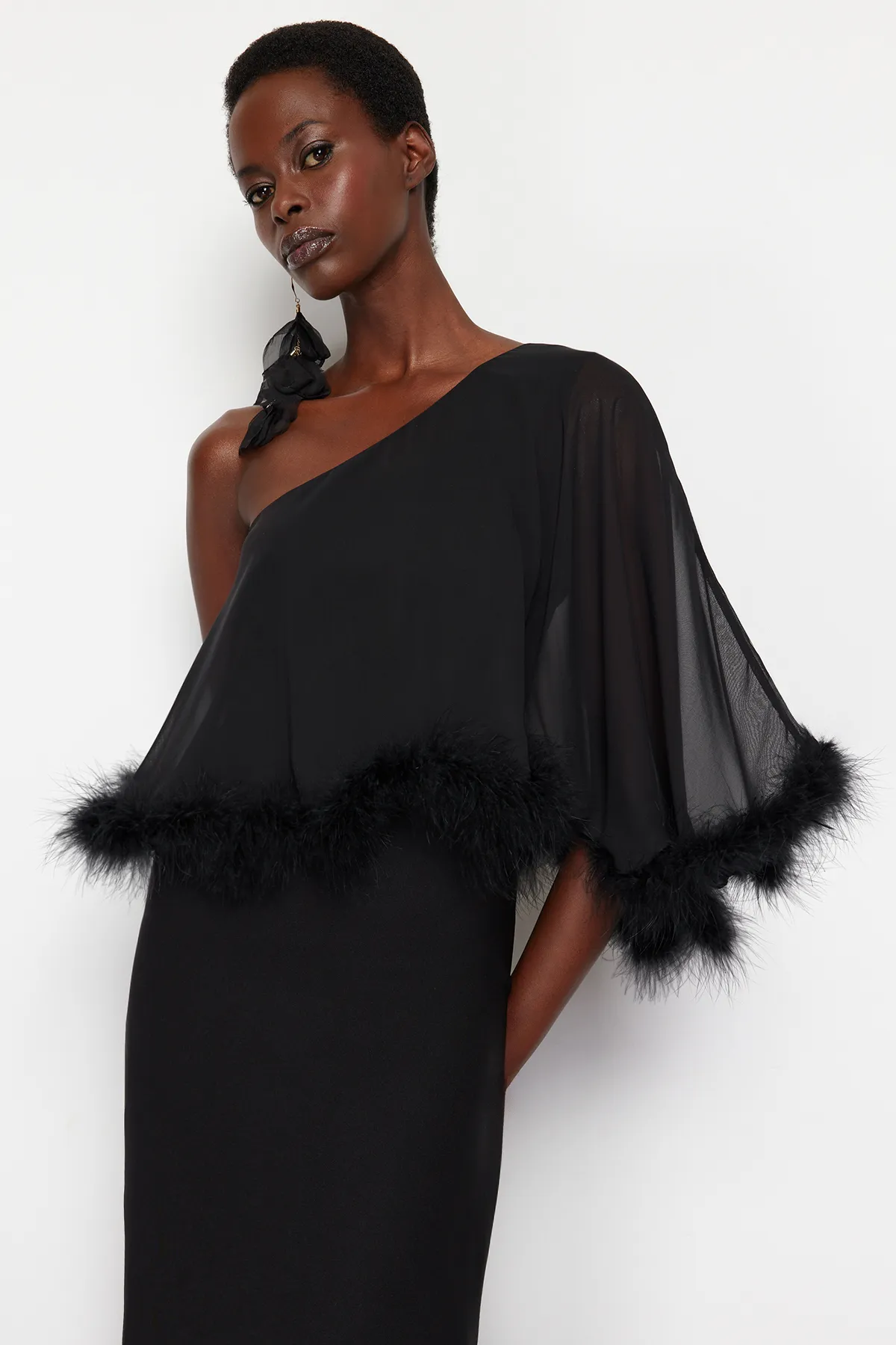 Trendyol Collection  Schwarzes, figurbetontes, gewebtes, durchbrochenes langes Abendkleid TPRSS24AE00004