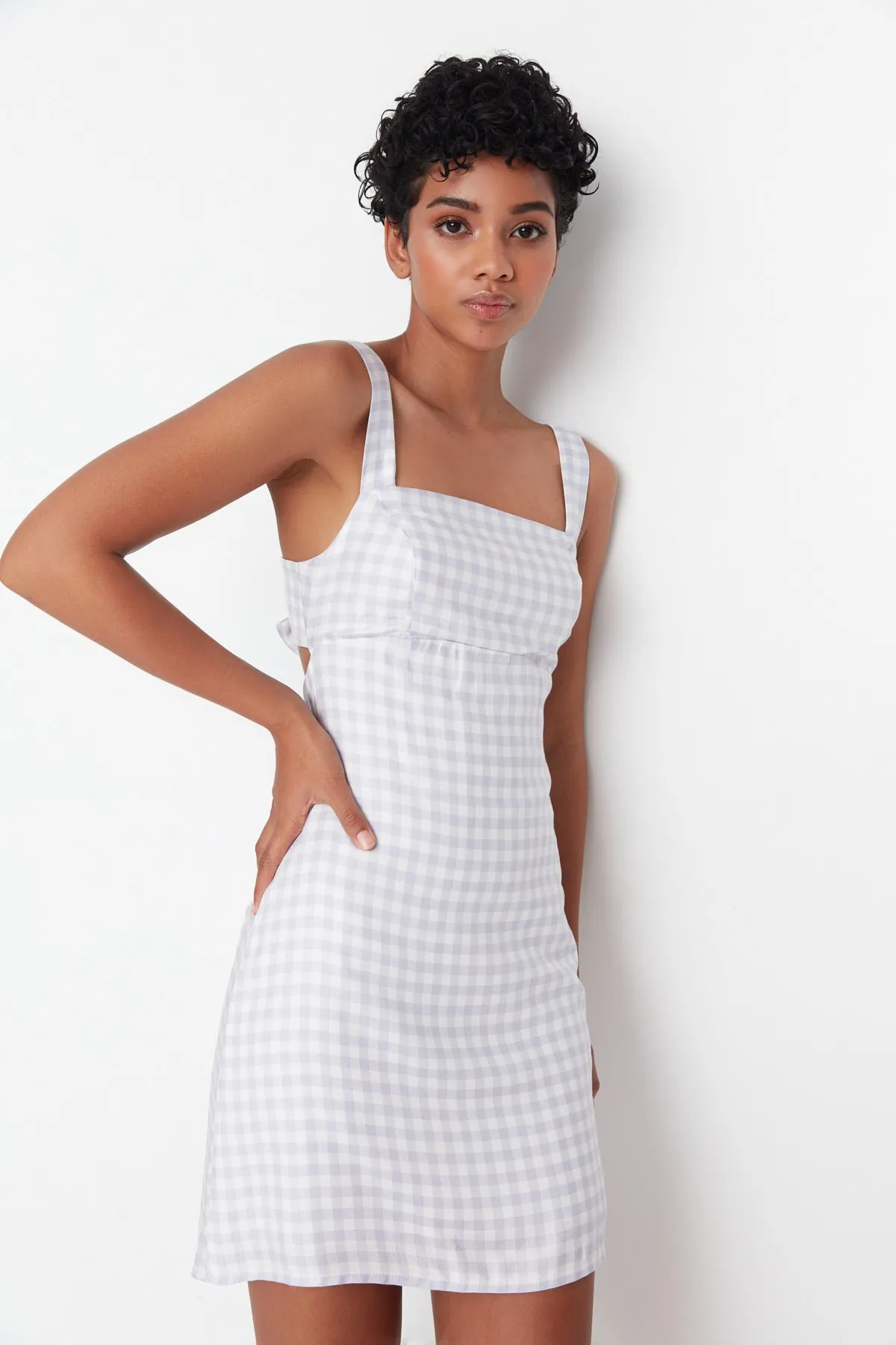 Trendyol Collection  Lilafarbenes Kleid aus Webstoff mit Karomuster am Rücken TWOSS22EL00745