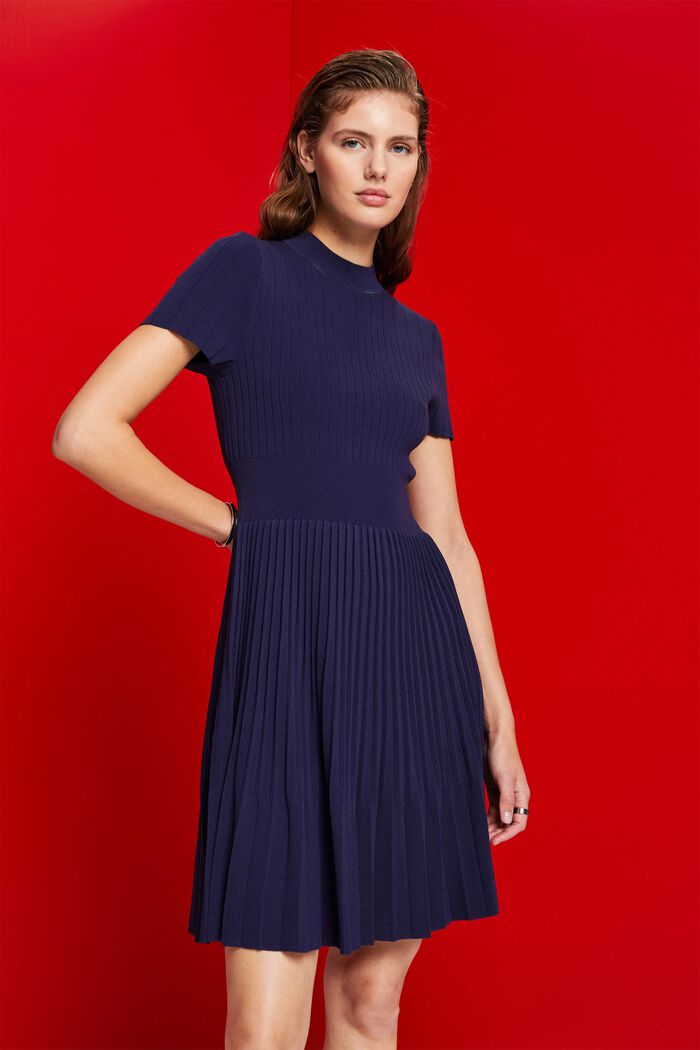 Kurzärmeliges Midikleid mit Plisseefalten und Stehkragen